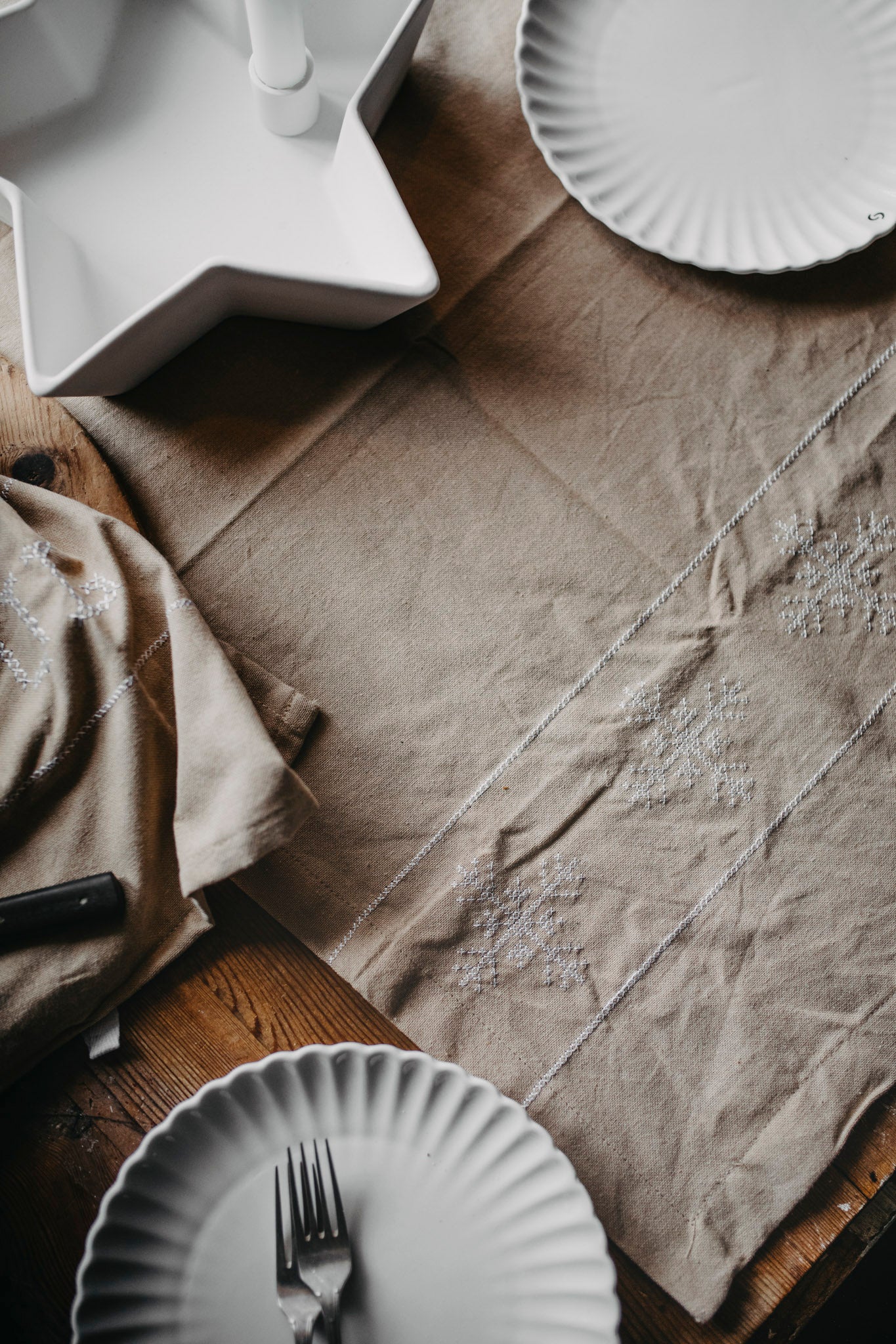 Flinga Beigefarbener Tischläufer Storefactory