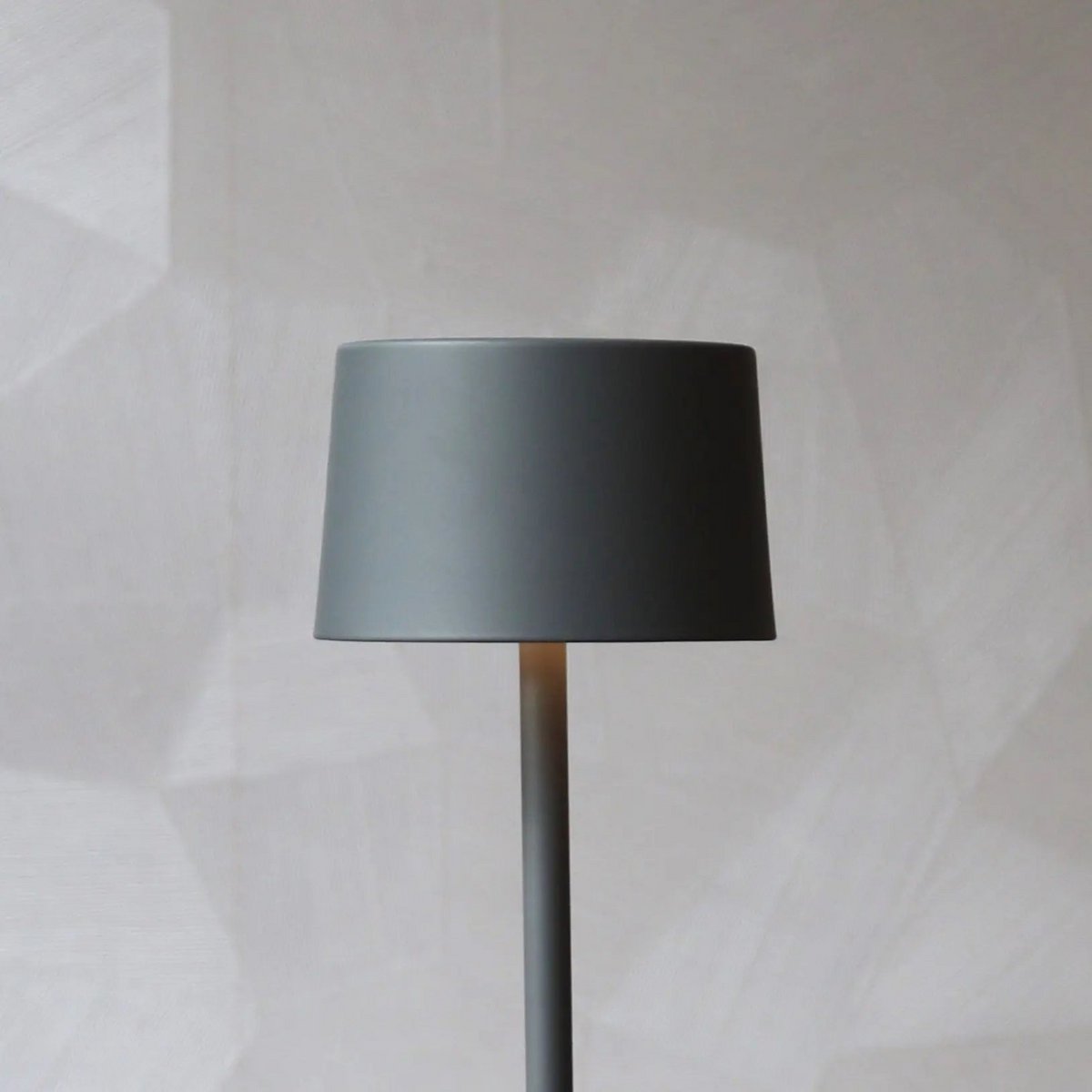 Lampe "Trout" grau kabellos aufladbar