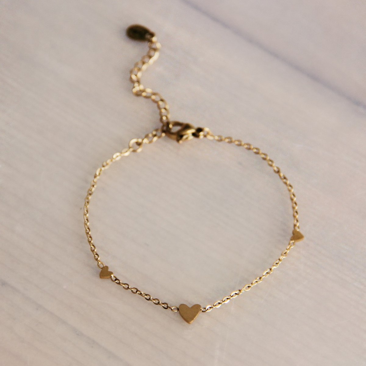 feines Edelstahl Armband mit drei Herzen