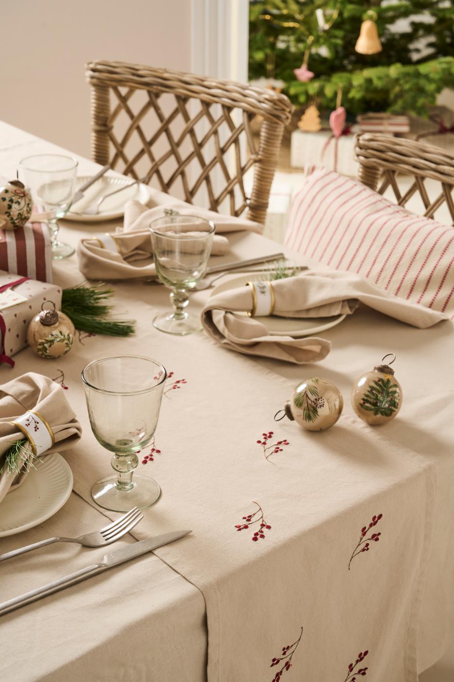 Tischläufer Tradition m/Winterbeerzweigen leinenfarbig