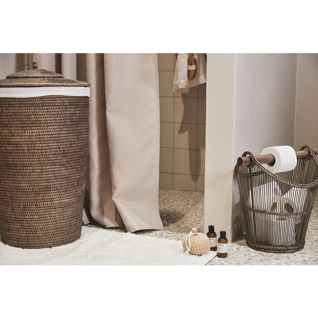 Norah Korb mit Holzstange