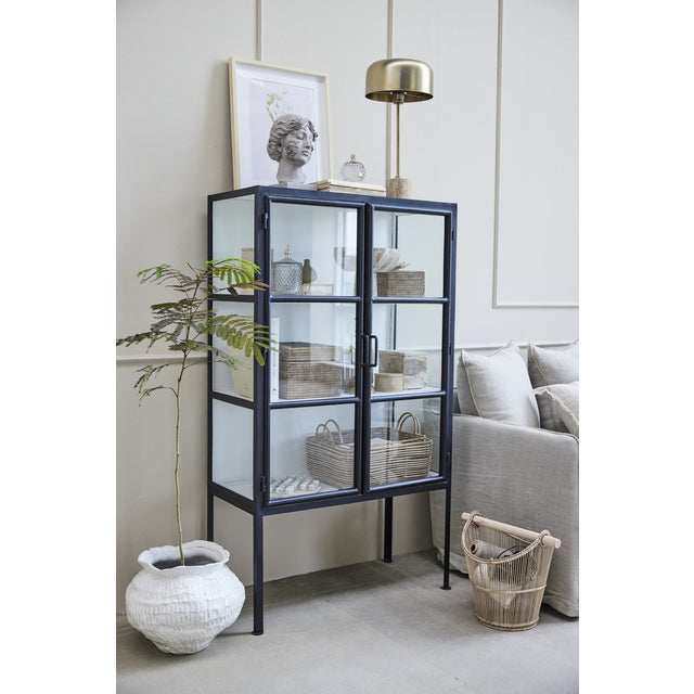 Norah Korb mit Holzstange