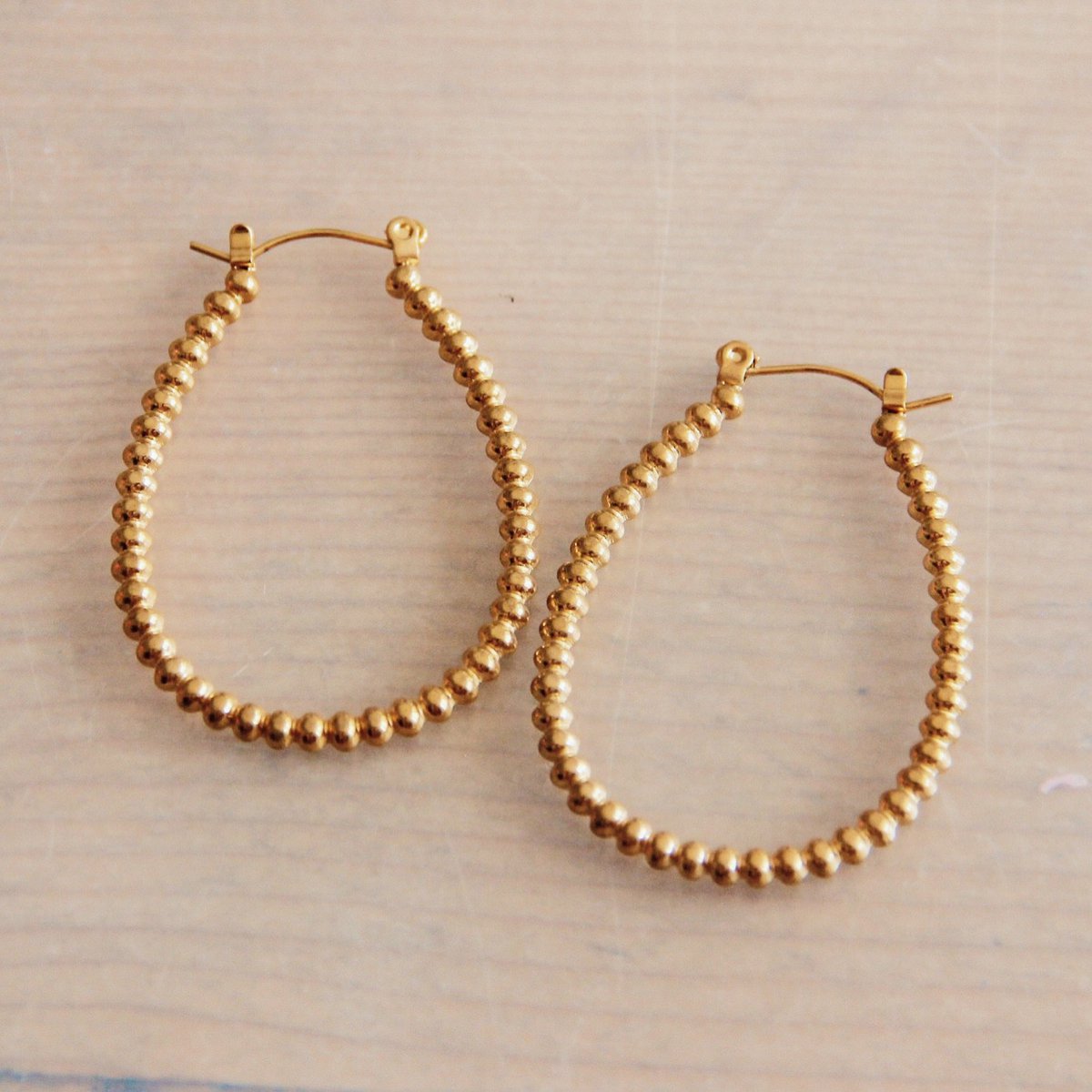 Gepunkteter ovaler Ohrring aus Edelstahl – Goldfarben