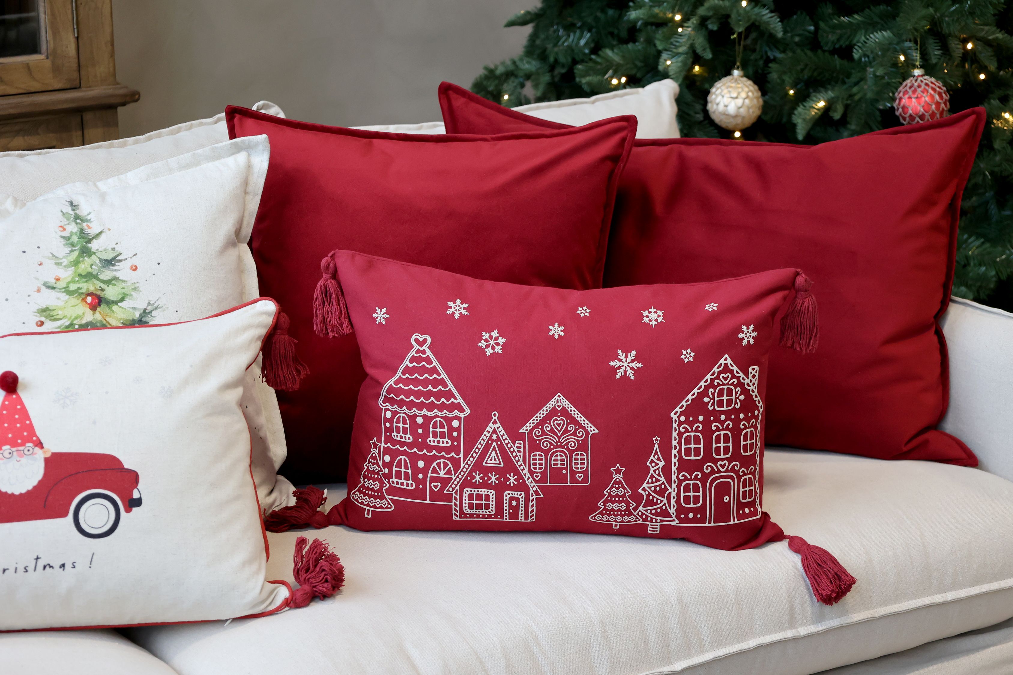 Kissebezug mit Quasten rot