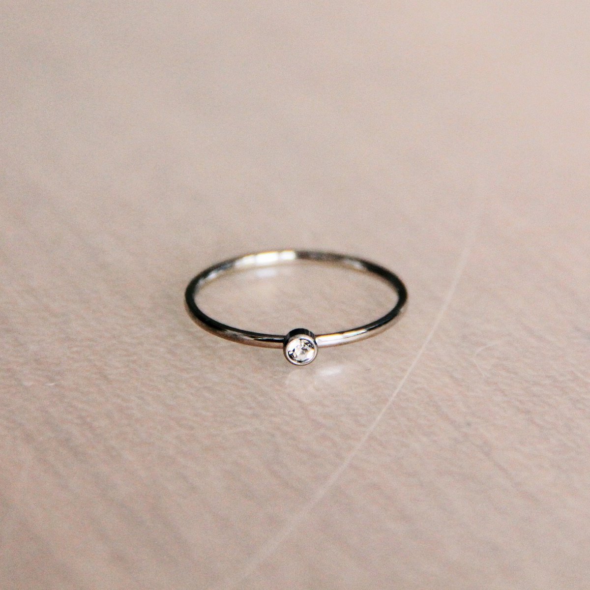 Minimalistischer Ring mit mini Zirkonia