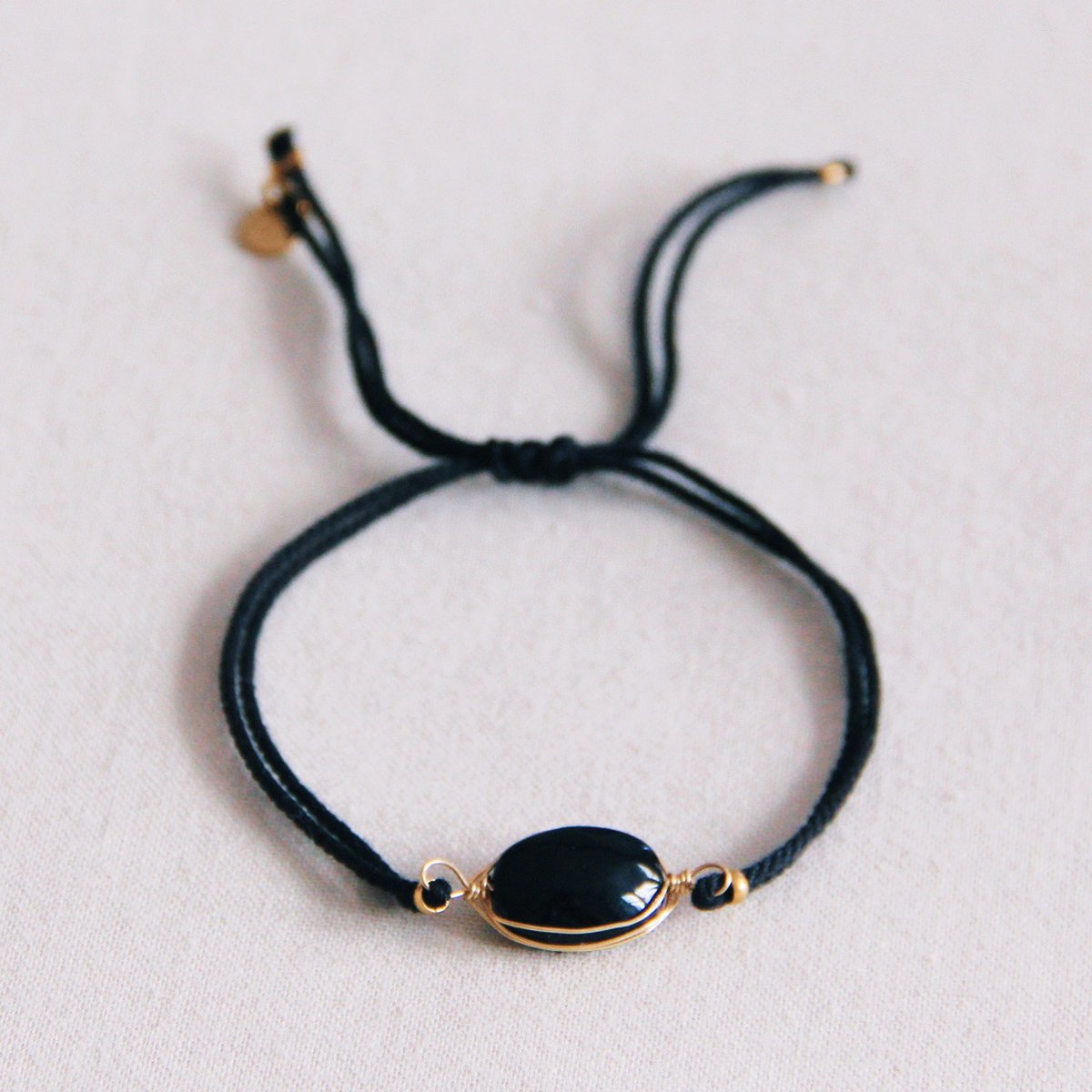 gedrehte Kordel mit schwarzem Stein Armband