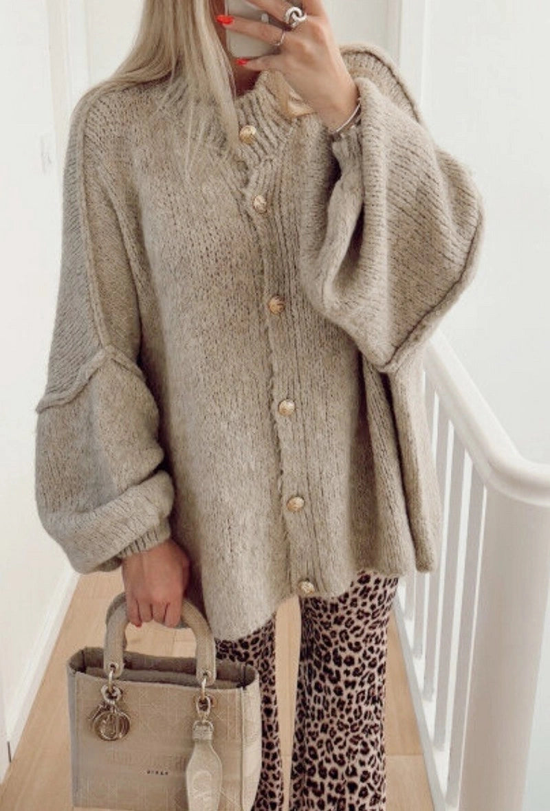 Strickjacke übergroß mit silbernen Knöpfen
