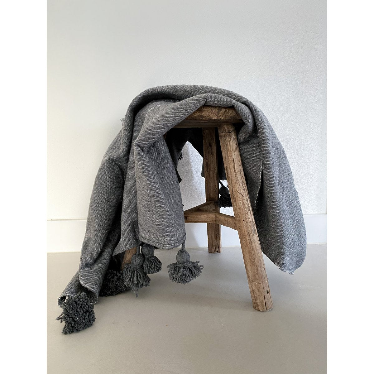 Marokkanische Bommel-Plaiddecke dunkelgrau / anthrazit