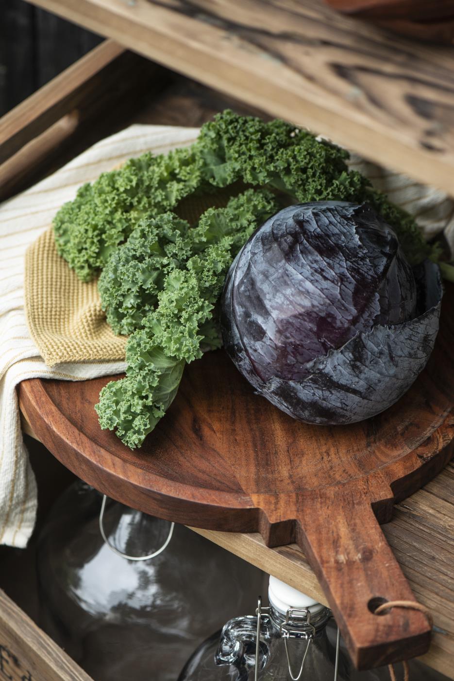 Ib Laursen - Tapasteller rund Griff und Lederschnur geöltes Akazienholz