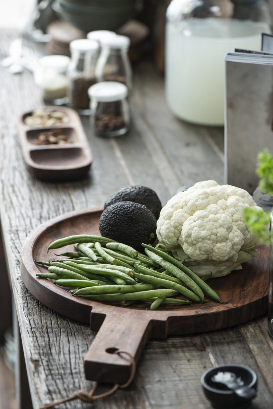 Ib Laursen - Tapasteller rund Griff und Lederschnur geöltes Akazienholz