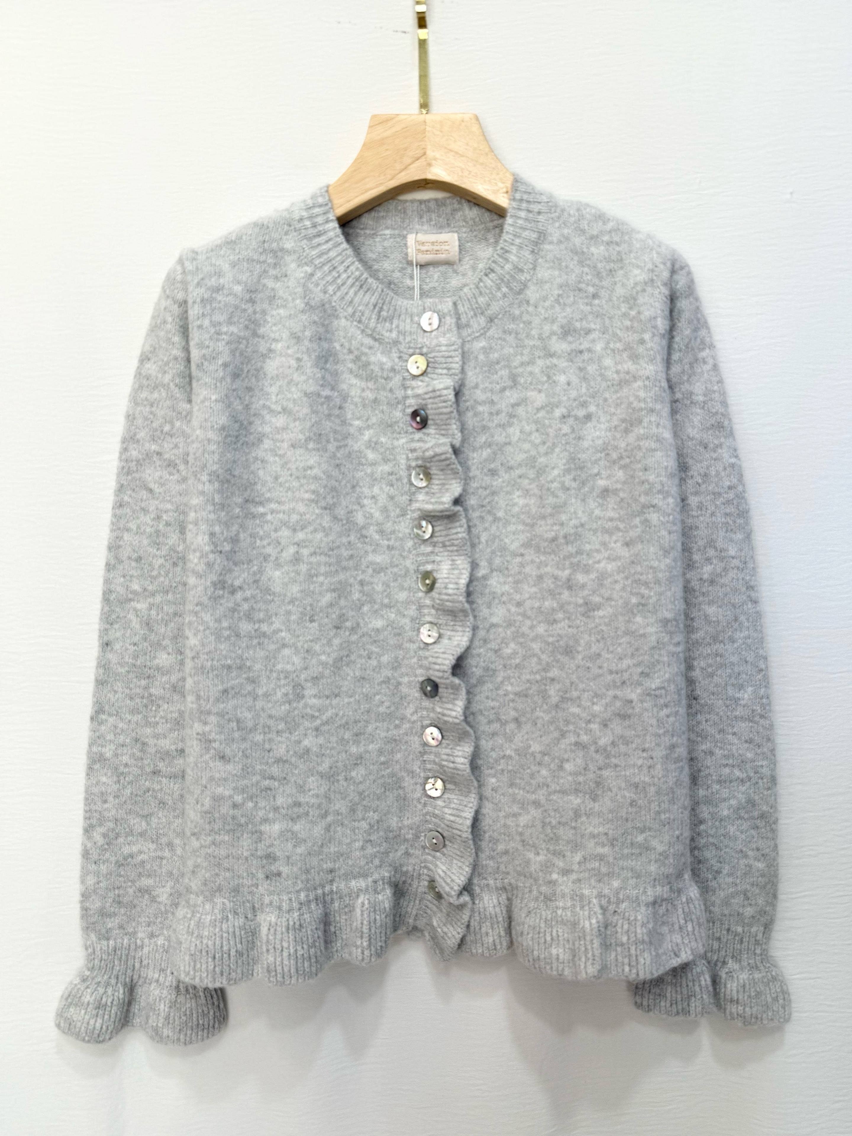 Strickjacke mit Rüschenabschluss
