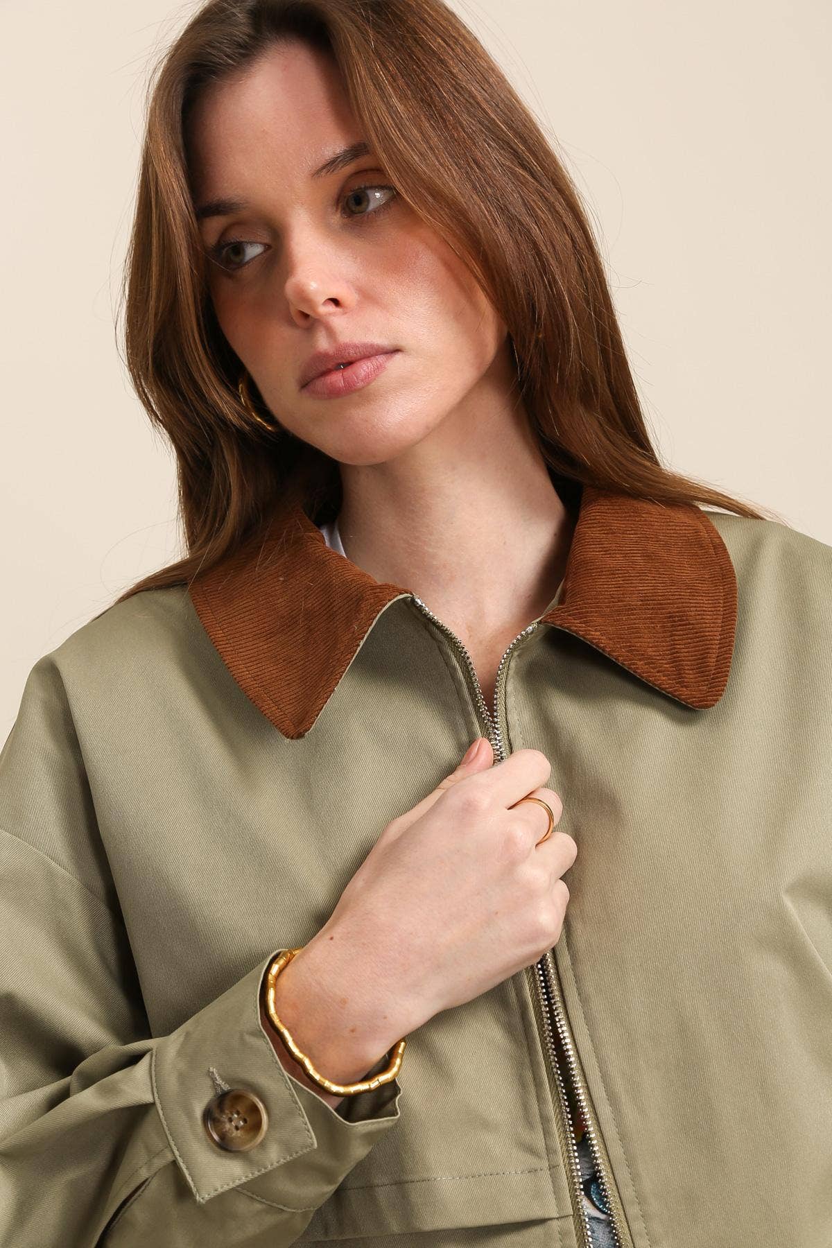 Kurze Jacke mit kontrastierendem Kragen