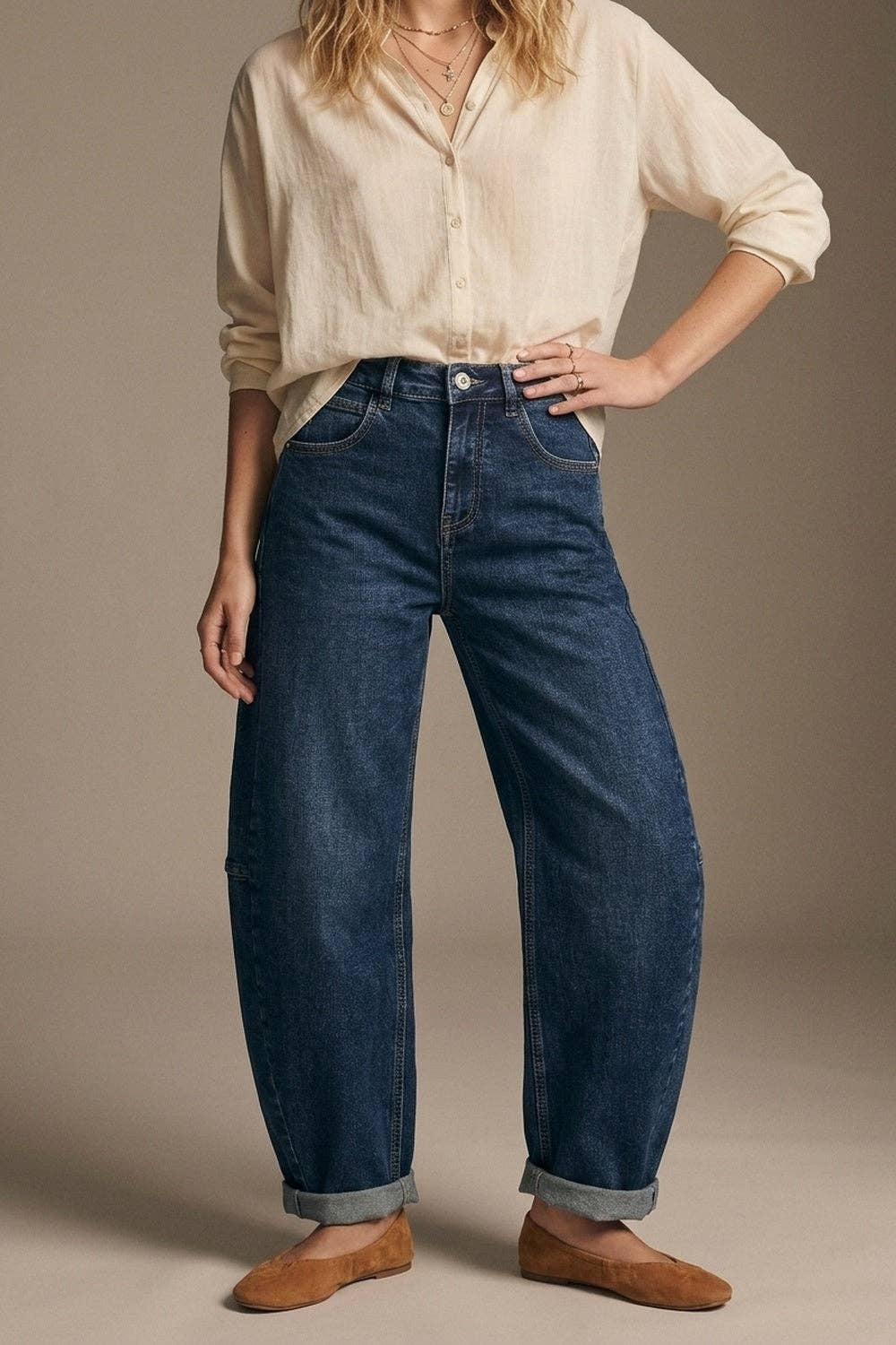 Dunkelblaue Jeans mit weitem Bein aus Denim, umgeschlagenem Saum und Seitennähten.
