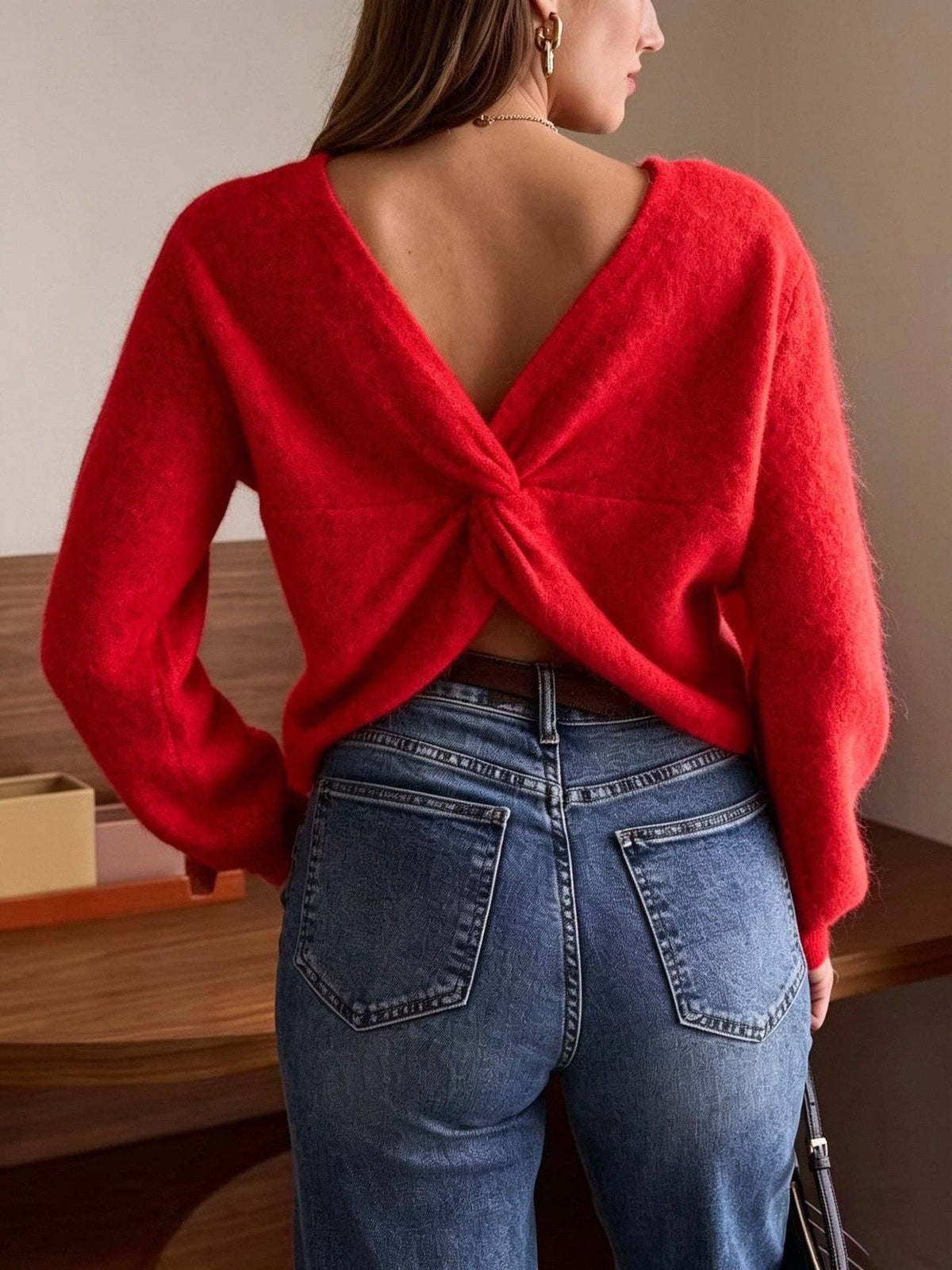 Flauschiger Pullover im Rücken gekreuzt