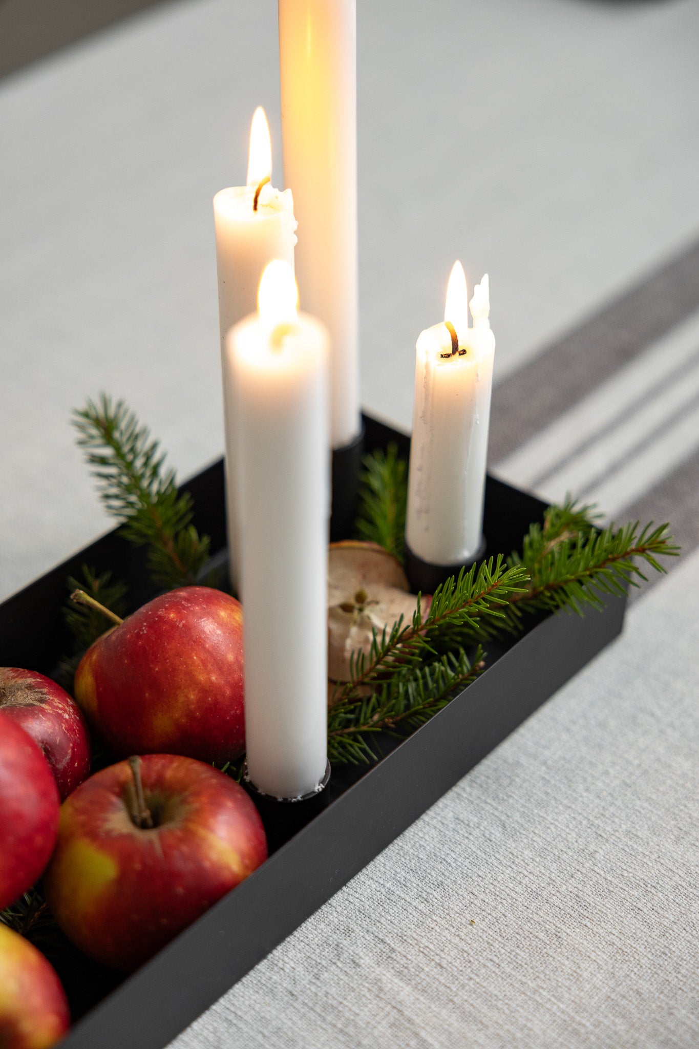 Sund Kleiner schwarzer Kerzenständer mit magnetischen Kerzenhaltern Storefactory