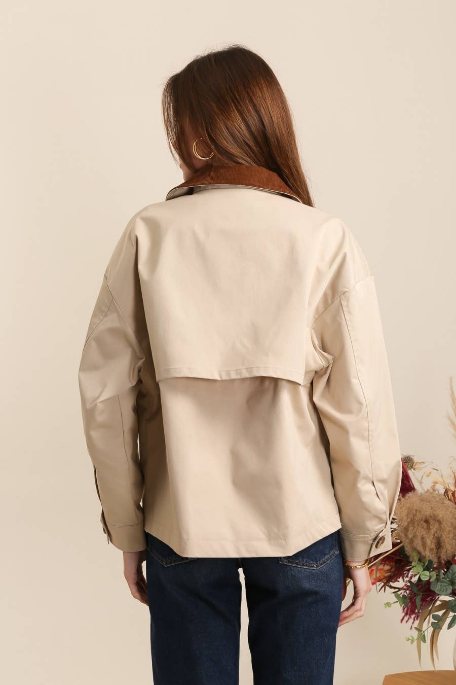 Kurze Jacke mit kontrastierendem Kragen