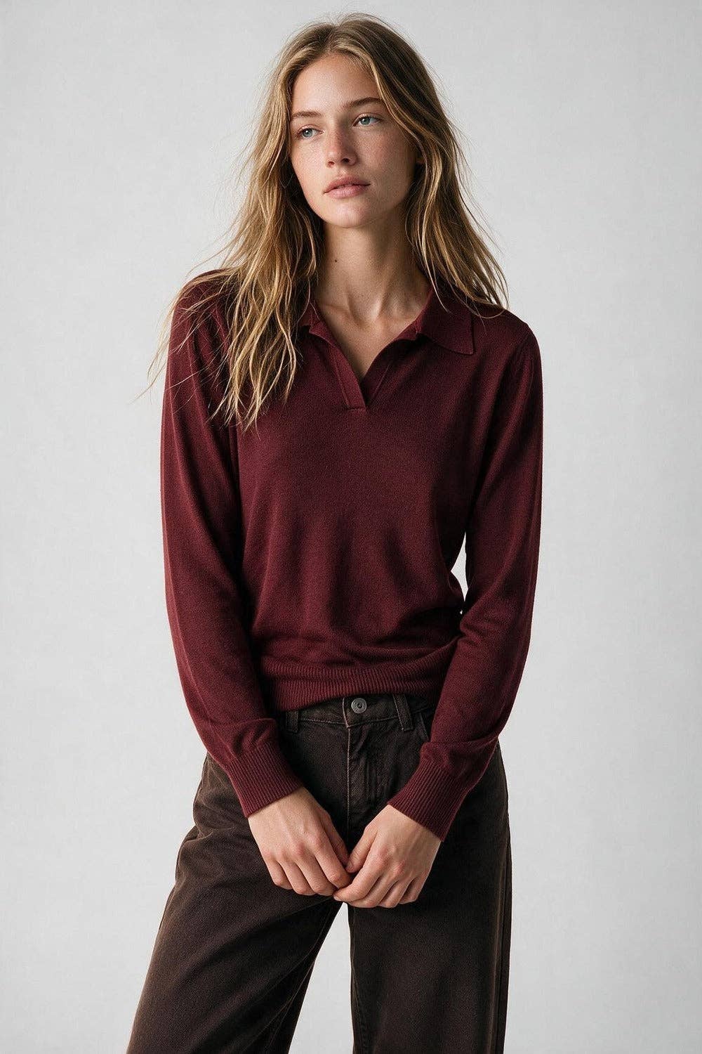 Bordeauxfarbener Feinstrickpullover mit Polokragen, langärmlig, normale Passform