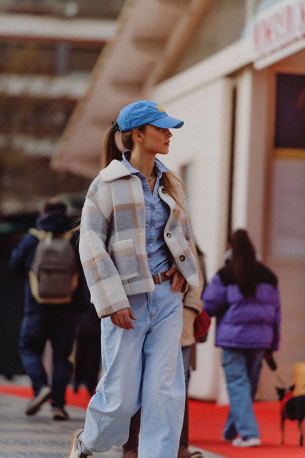 Pelzjacke mit blauem Karomuster