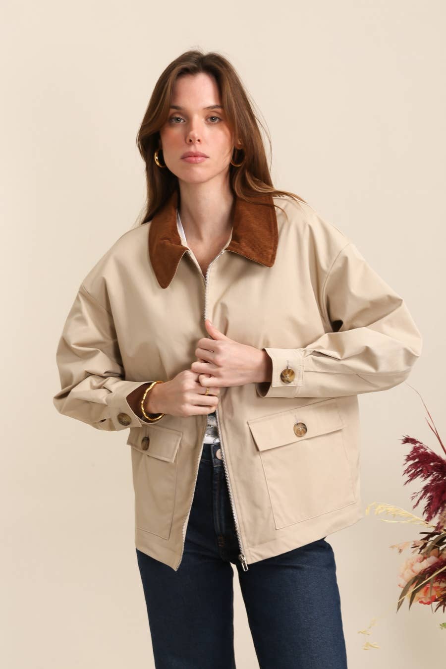 Kurze Jacke mit kontrastierendem Kragen