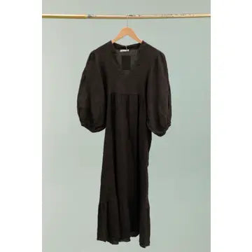 Kleid aus Leinen mit Volants und Stehkragen