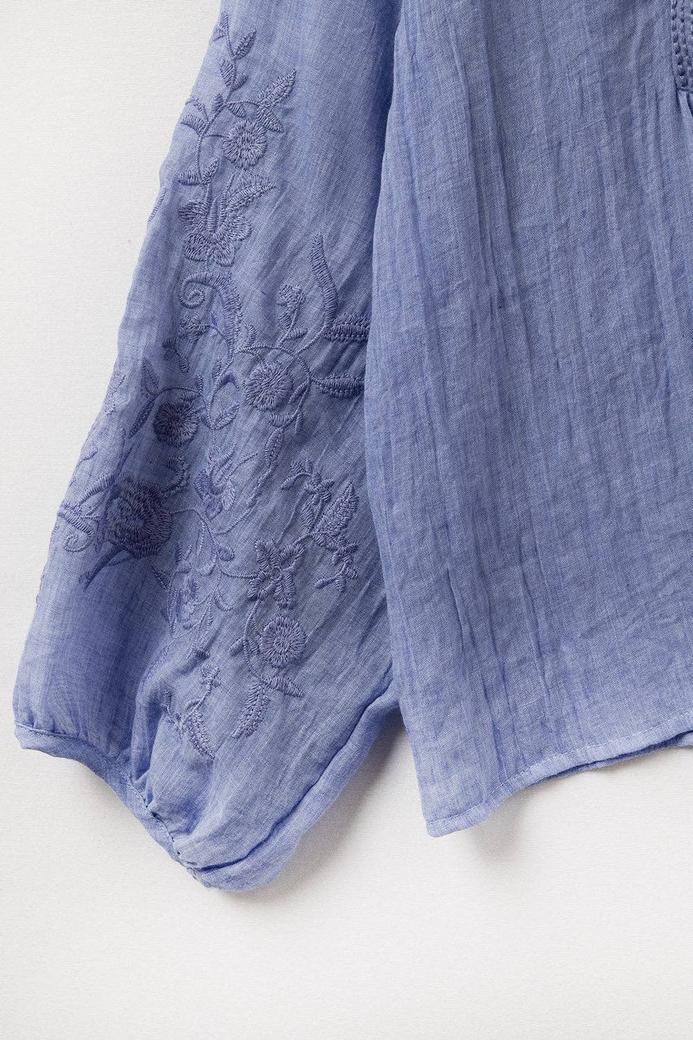 Blaue Chiffonbluse mit Stickerei an den Ärmeln