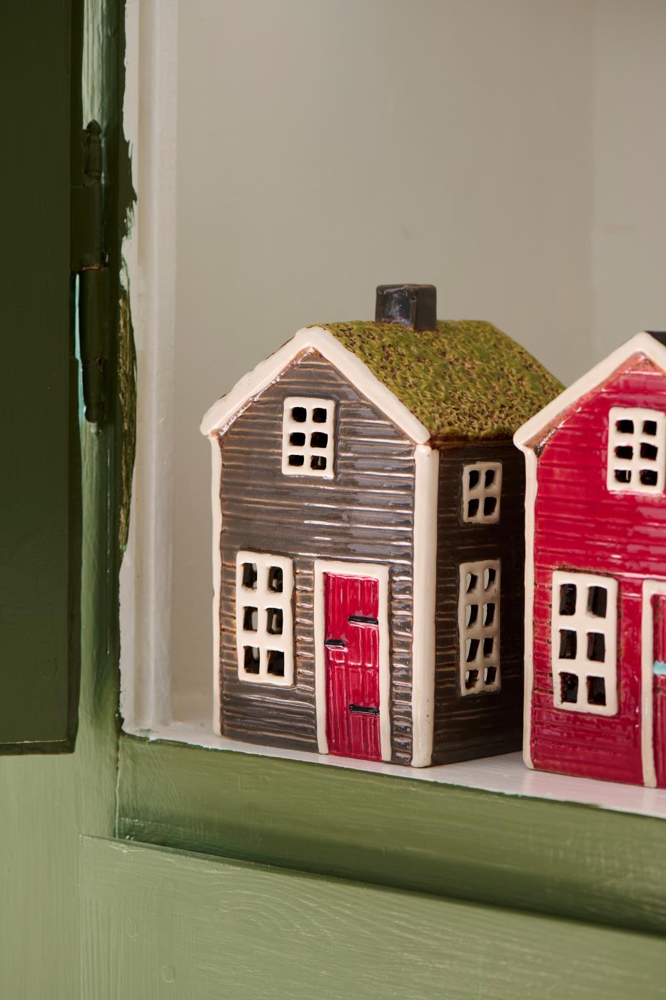 Haus für Teelicht Visby rote Tür Gras auf dem Dach