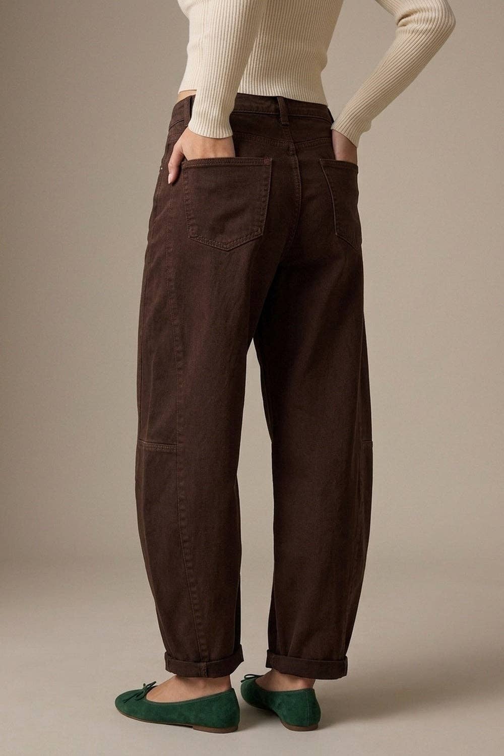 Hose mit Relaxed Fit, geradem Schnitt und Barrel-Bein in Schokoladenfarbe