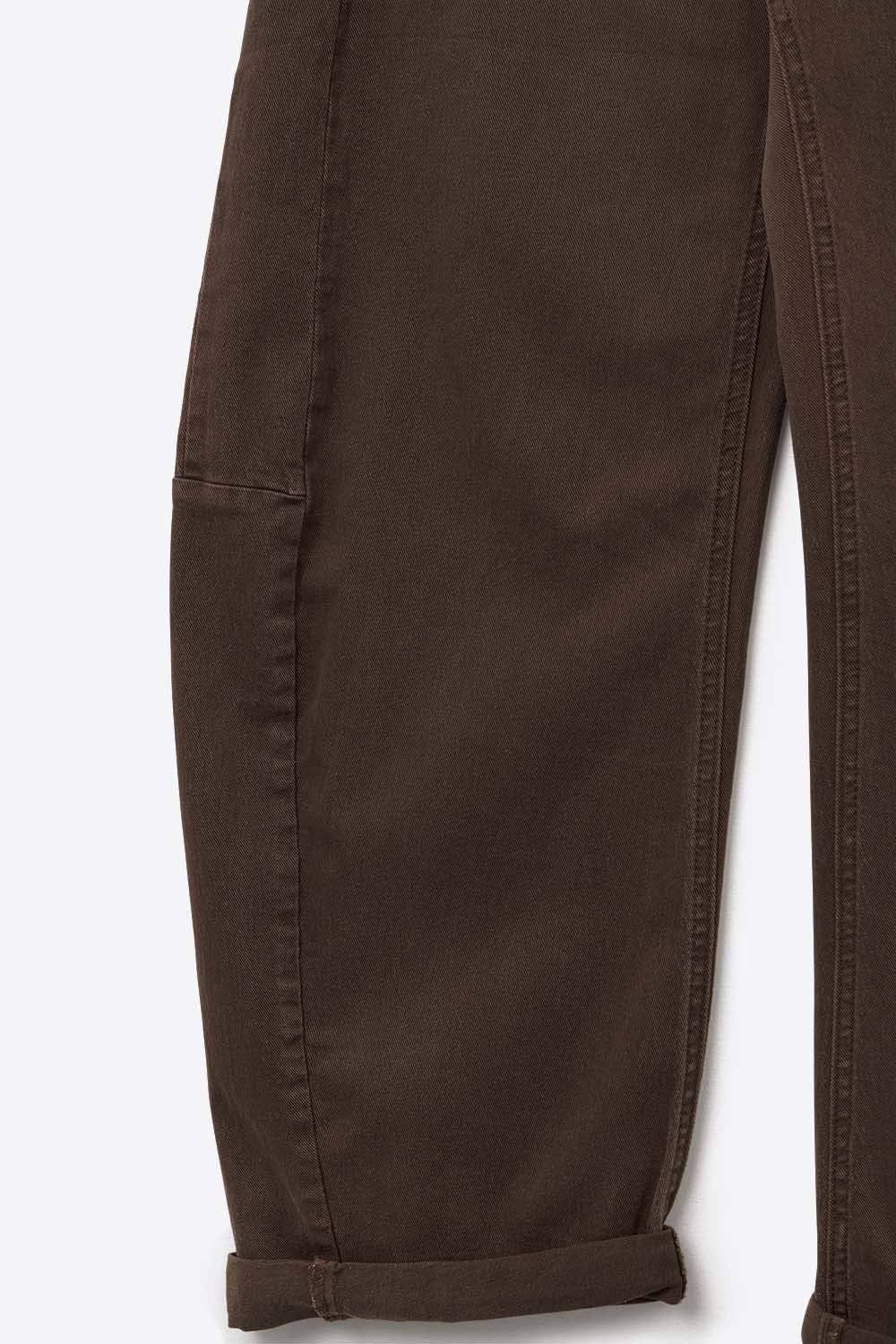 Hose mit Relaxed Fit, geradem Schnitt und Barrel-Bein in Schokoladenfarbe