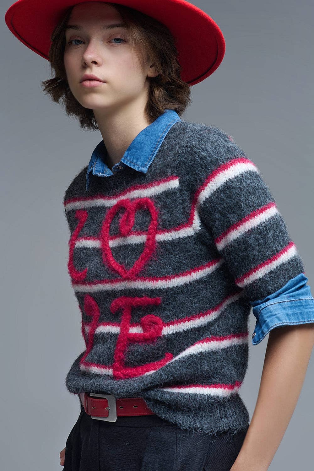 Kurzarm-Pullover mit Stickerei "Love" in Dunkelgrau