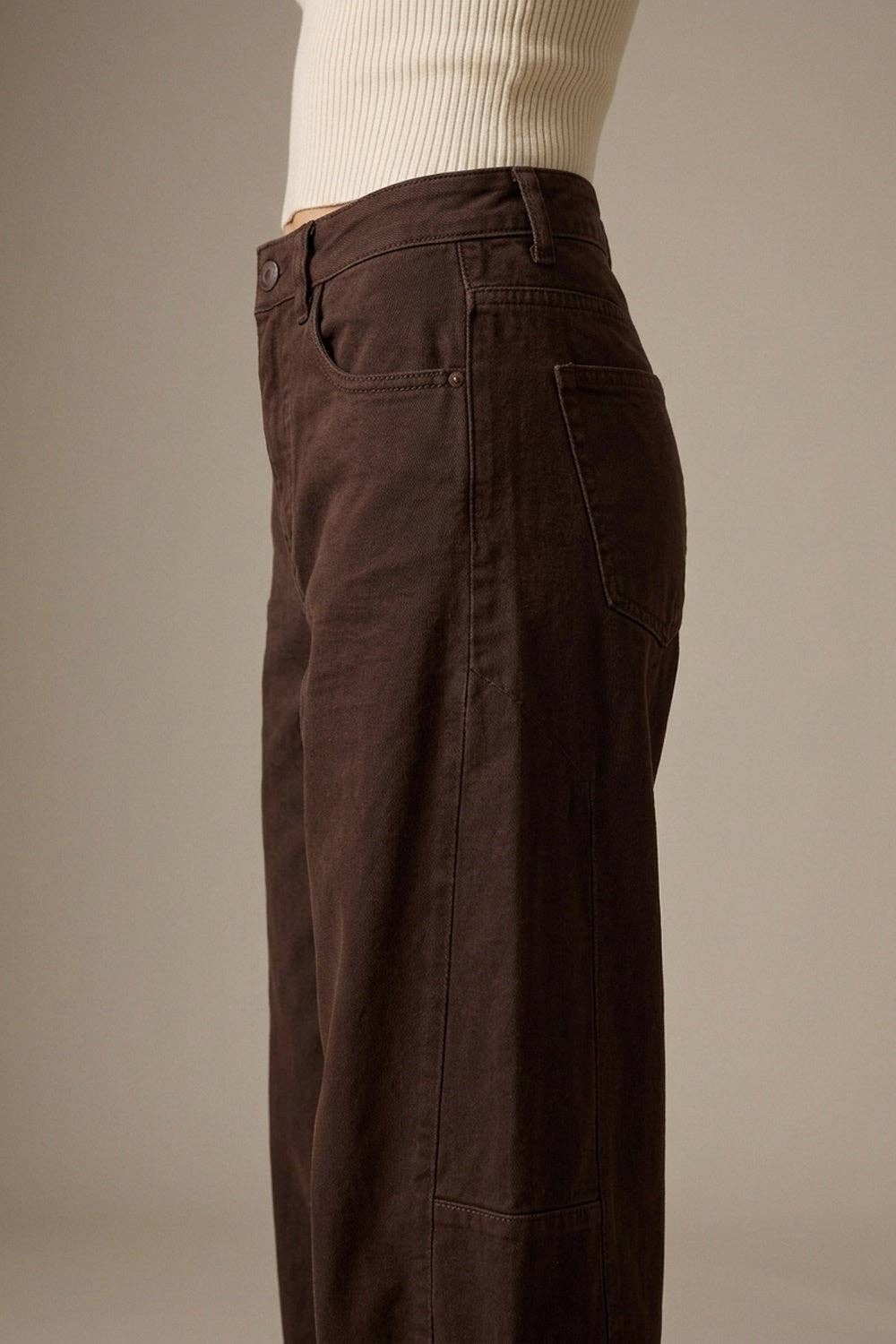 Hose mit Relaxed Fit, geradem Schnitt und Barrel-Bein in Schokoladenfarbe