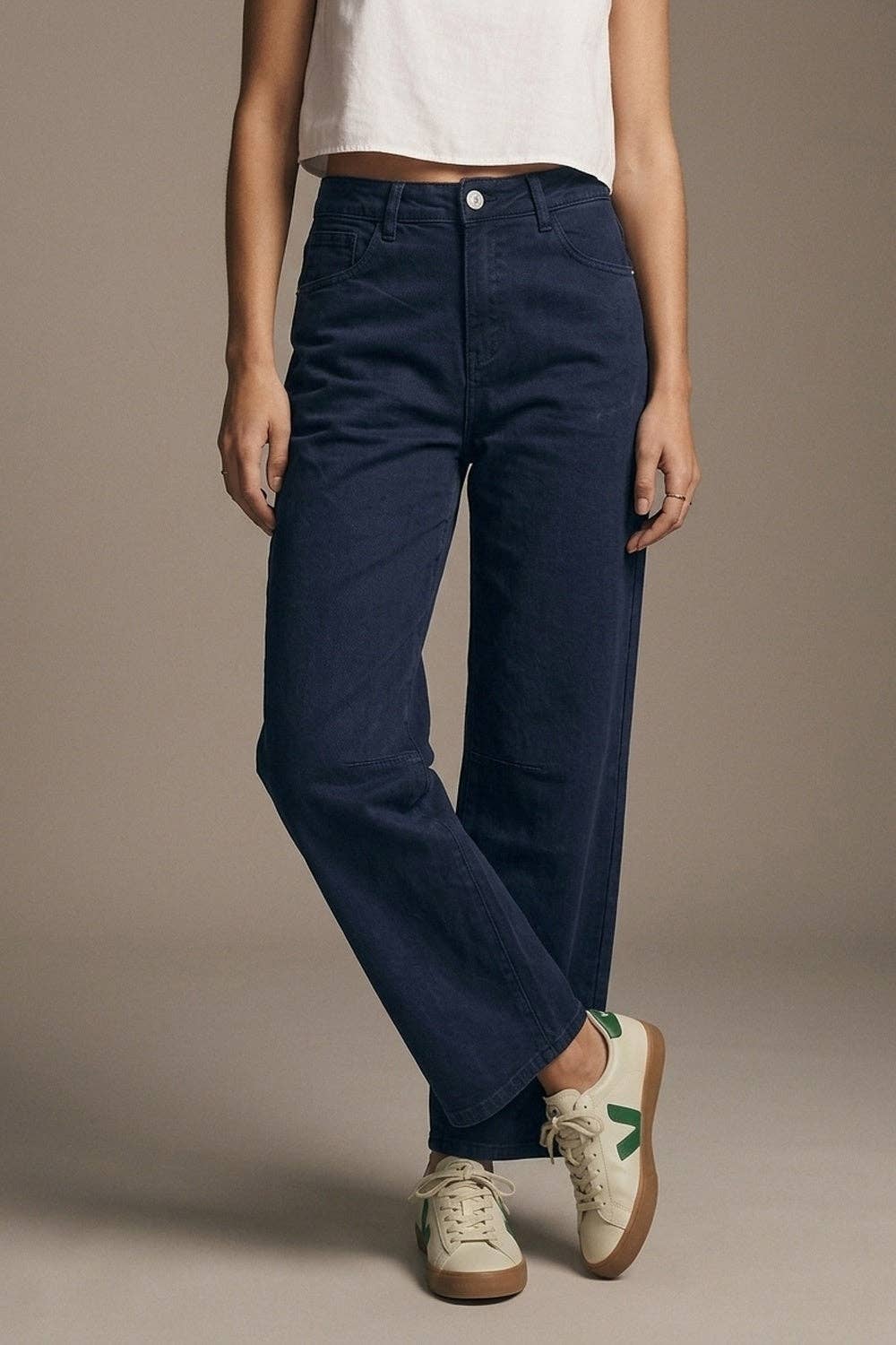 Marineblaue Jeans aus softem Stretch-Denim mit weitem Bein und Naht am Knie