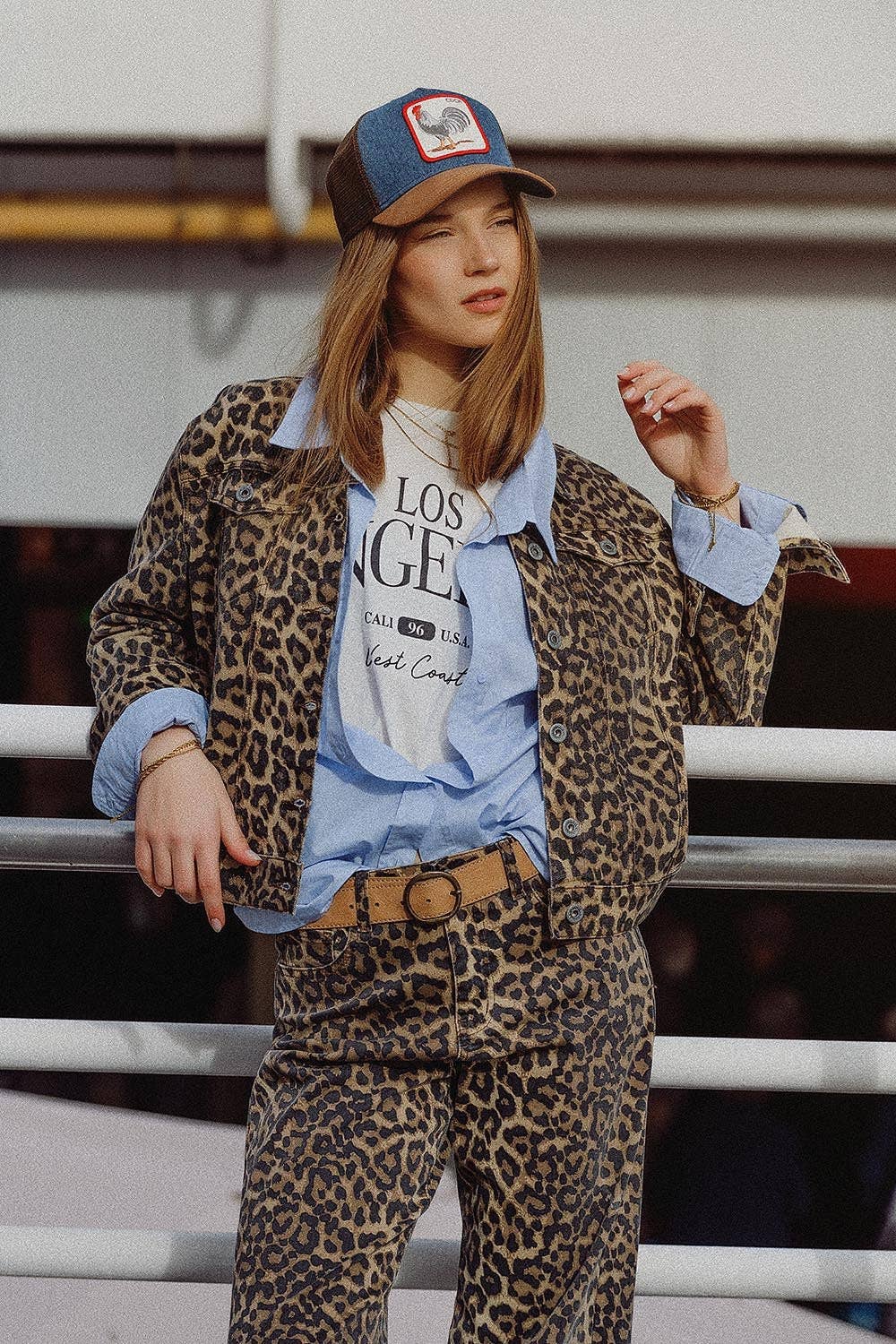 Braune Jacke mit Leopardenmuster aus Denimstoff