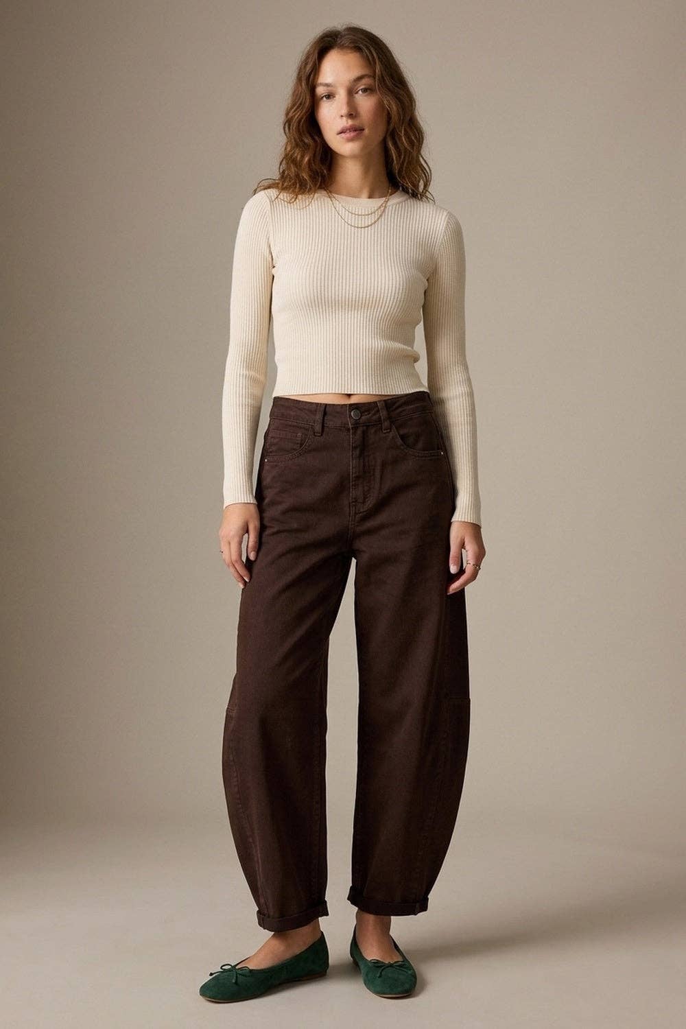 Hose mit Relaxed Fit, geradem Schnitt und Barrel-Bein in Schokoladenfarbe