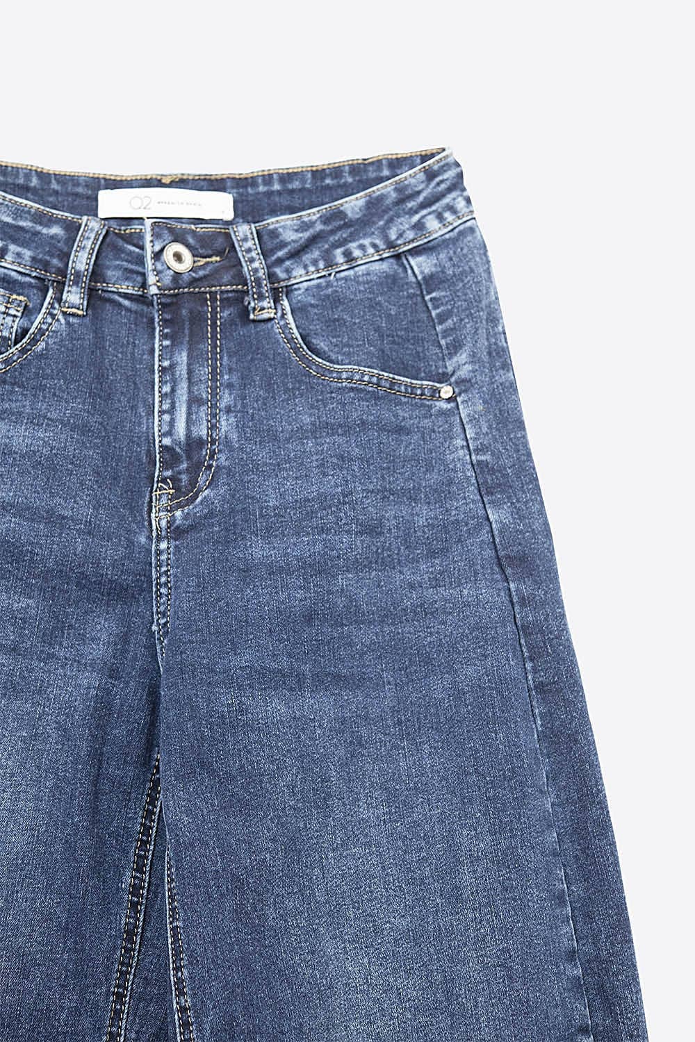 Dunkelblaue Jeans mit weitem Bein aus Denim, umgeschlagenem Saum und Seitennähten.