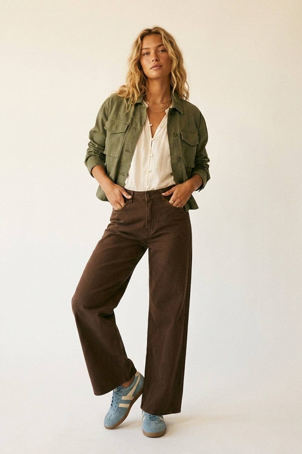 Extra weite, elastische Baumwoll-Twill-Hose in Braun