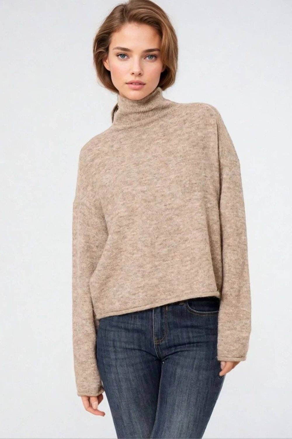 Beiger flauschiger Pullover mit hohem Kragen und lockerem Schnitt