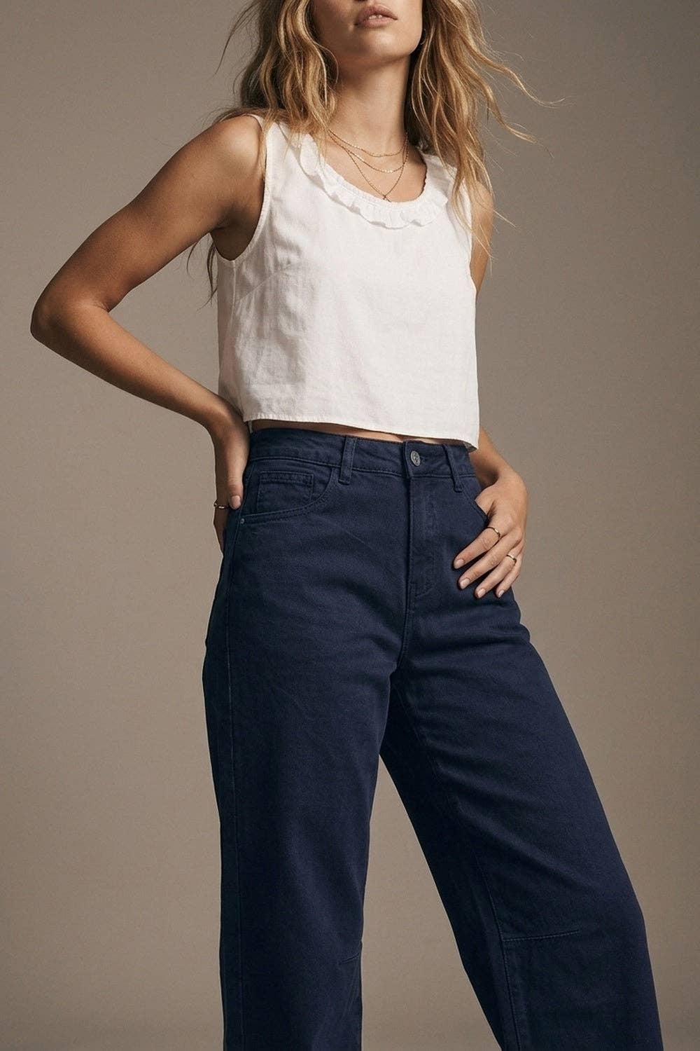 Marineblaue Jeans aus softem Stretch-Denim mit weitem Bein und Naht am Knie