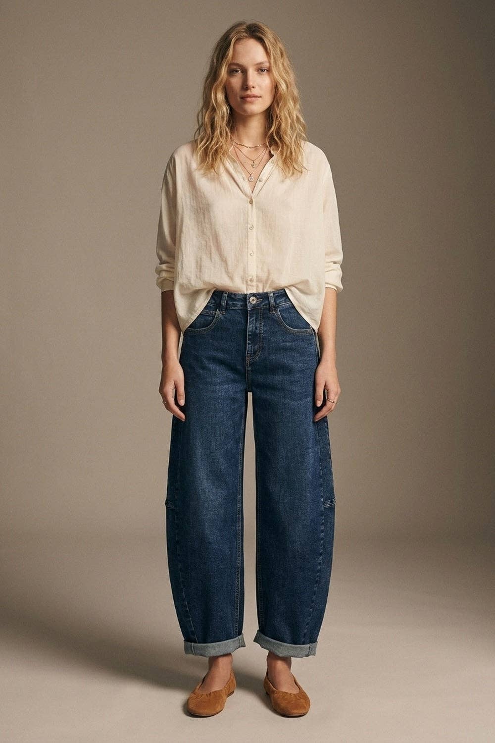 Dunkelblaue Jeans mit weitem Bein aus Denim, umgeschlagenem Saum und Seitennähten.