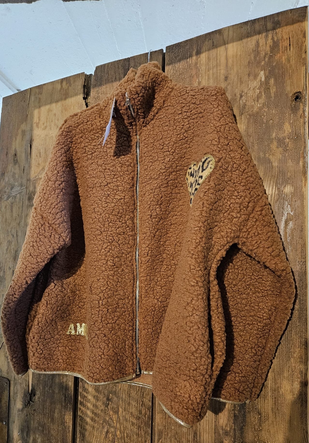 Teddy Jacke mit goldenen Aplikationen