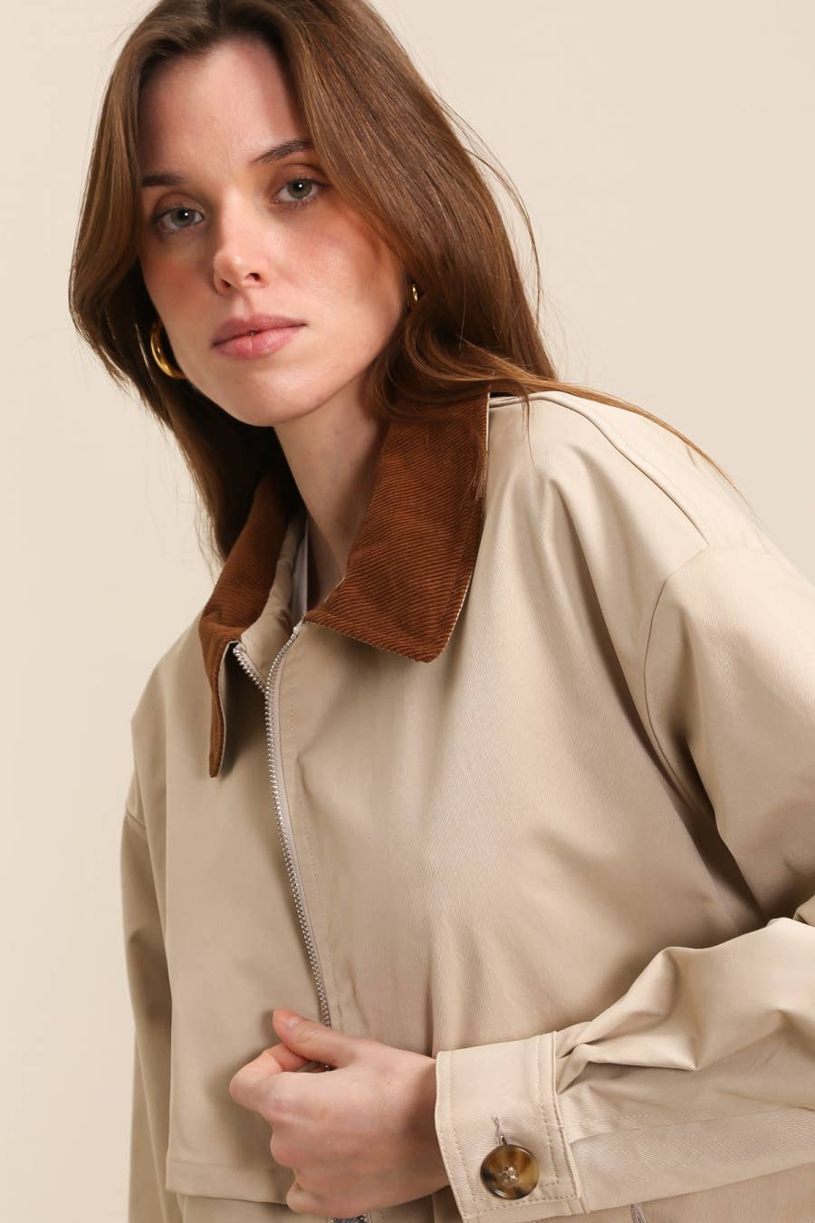 Kurze Jacke mit kontrastierendem Kragen