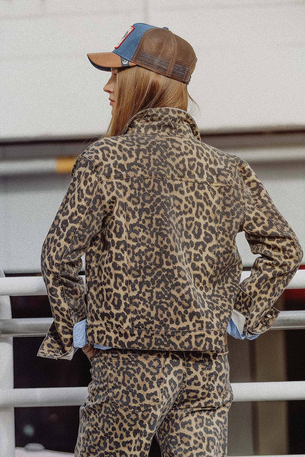 Braune Jacke mit Leopardenmuster aus Denimstoff
