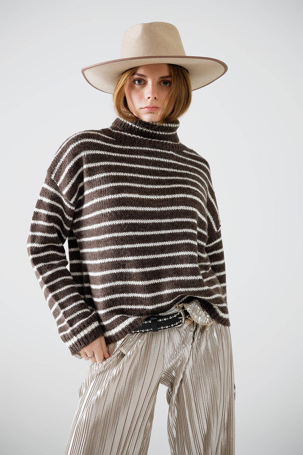 Weicher gestreifter Rollkragenpullover aus Strick in Braun.
