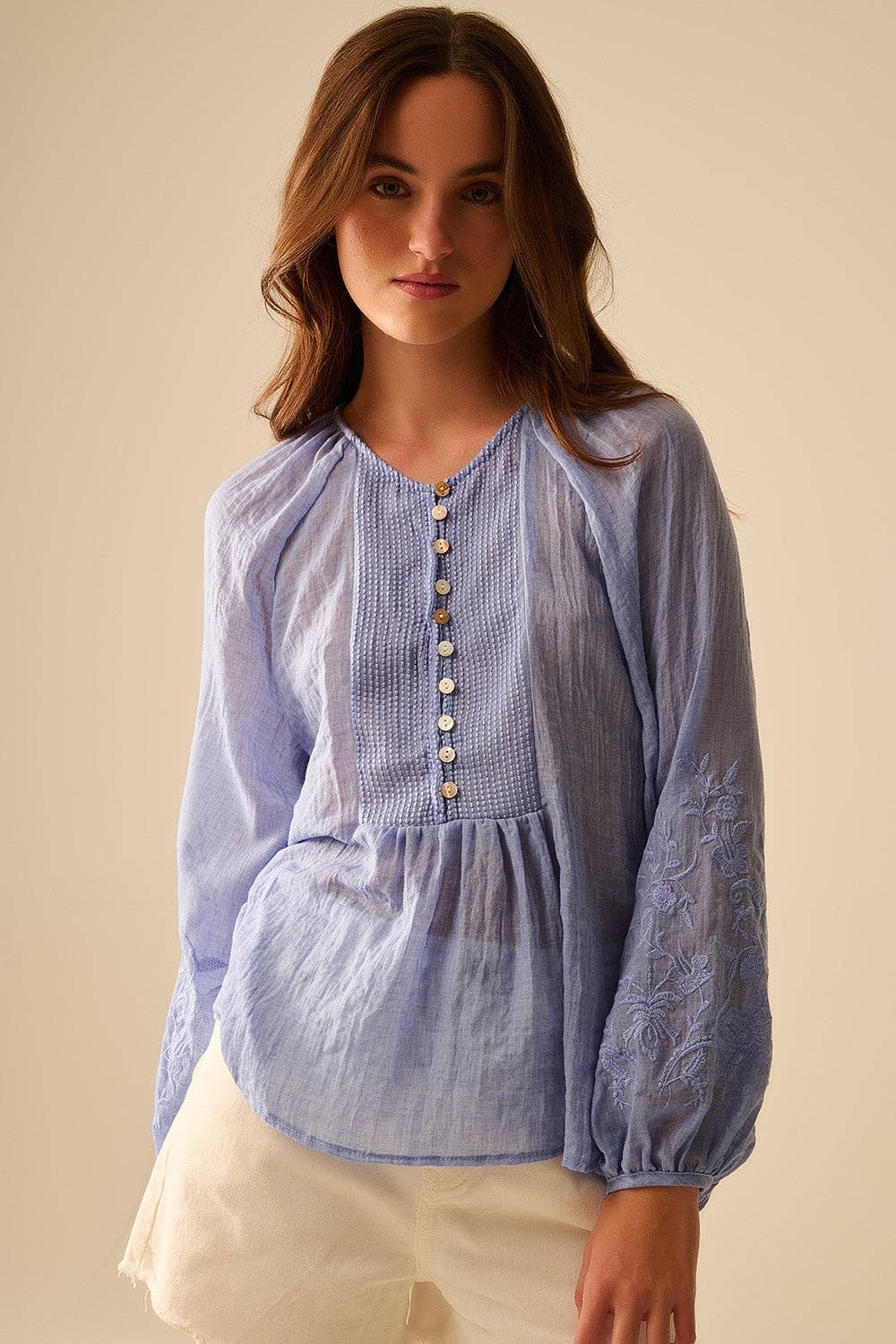 Blaue Chiffonbluse mit Stickerei an den Ärmeln