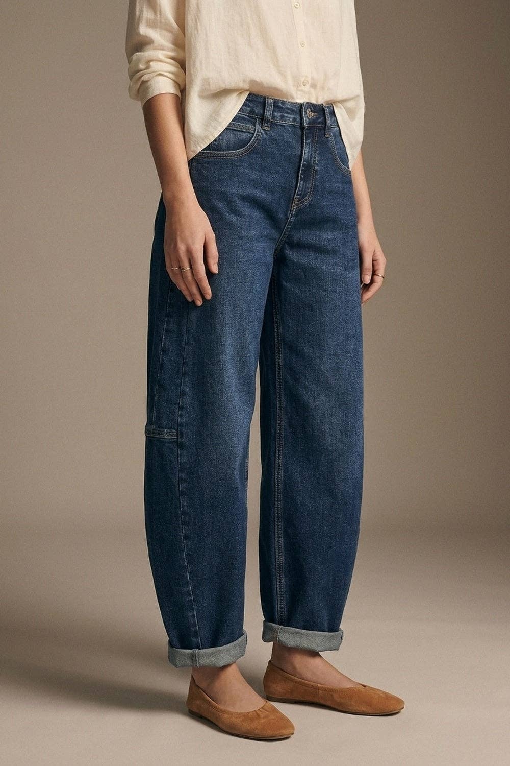 Dunkelblaue Jeans mit weitem Bein aus Denim, umgeschlagenem Saum und Seitennähten.