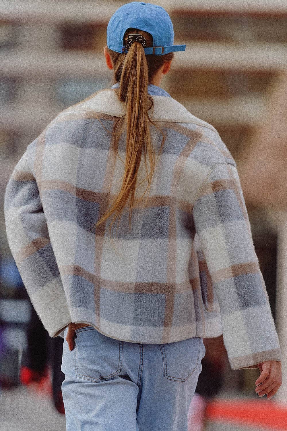 Pelzjacke mit blauem Karomuster