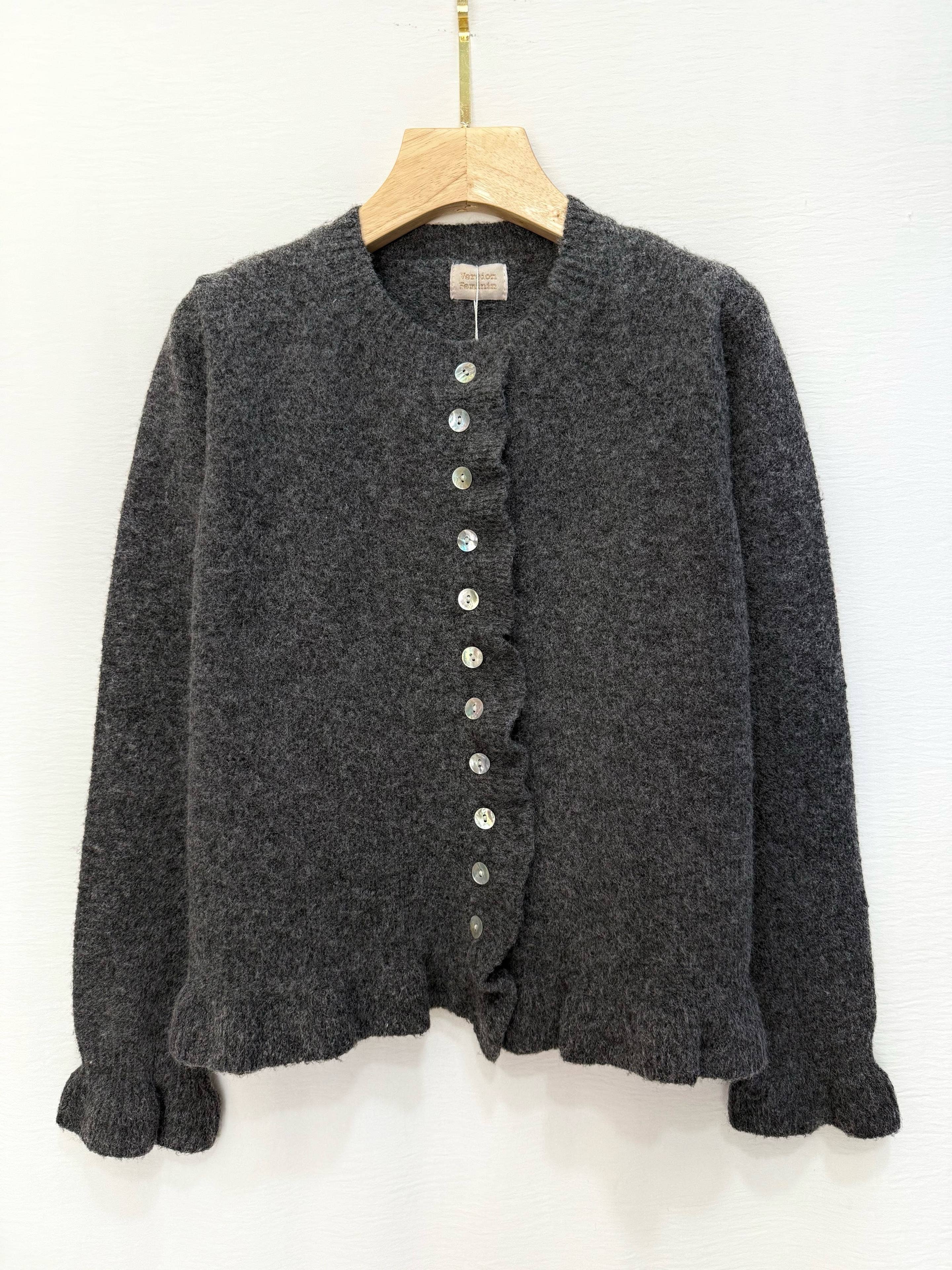 Strickjacke mit Rüschenabschluss