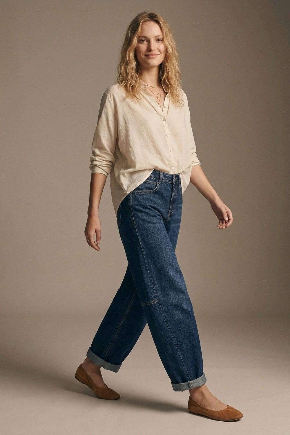 Dunkelblaue Jeans mit weitem Bein aus Denim, umgeschlagenem Saum und Seitennähten.