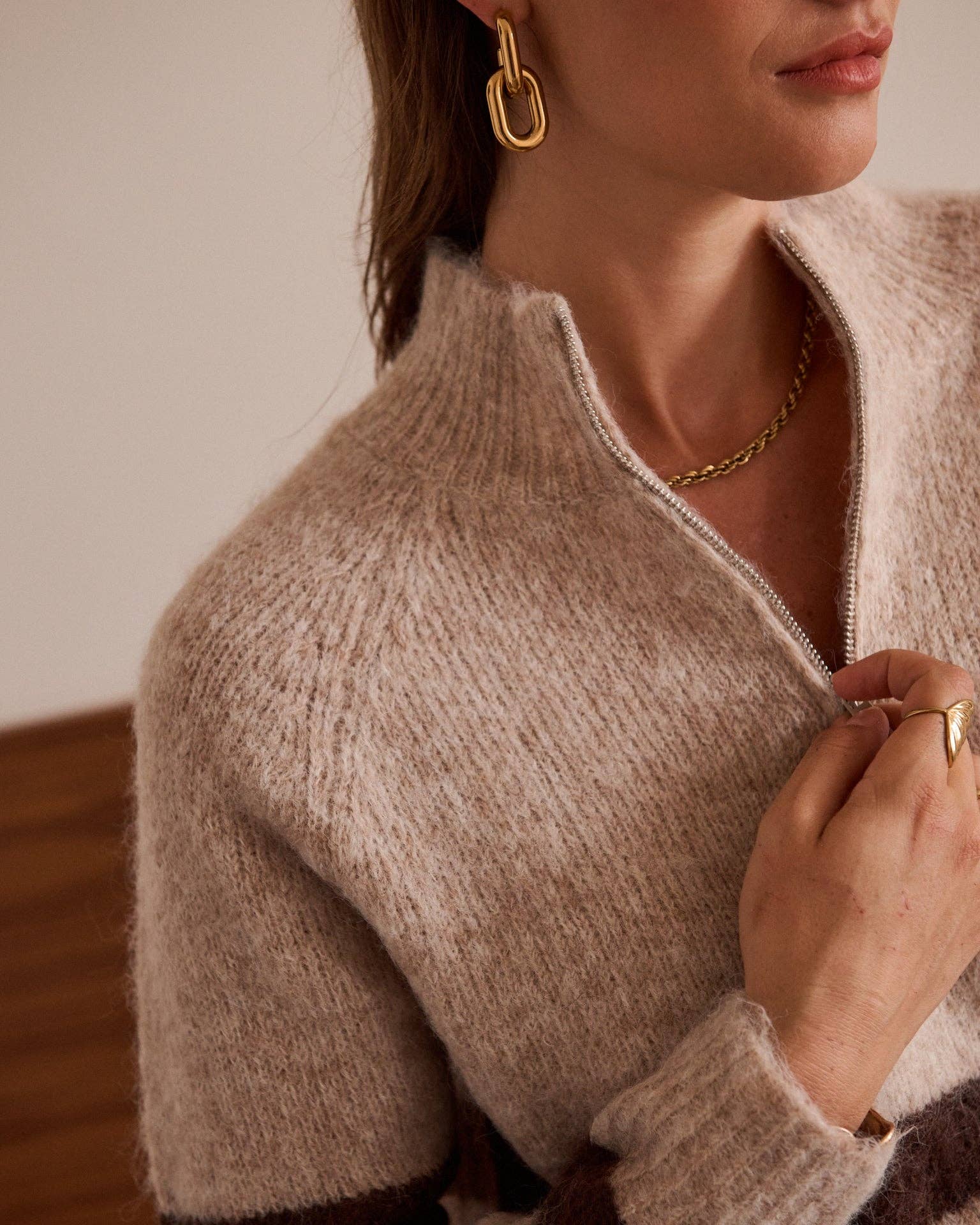 Strickpullover mit braunen Streifen