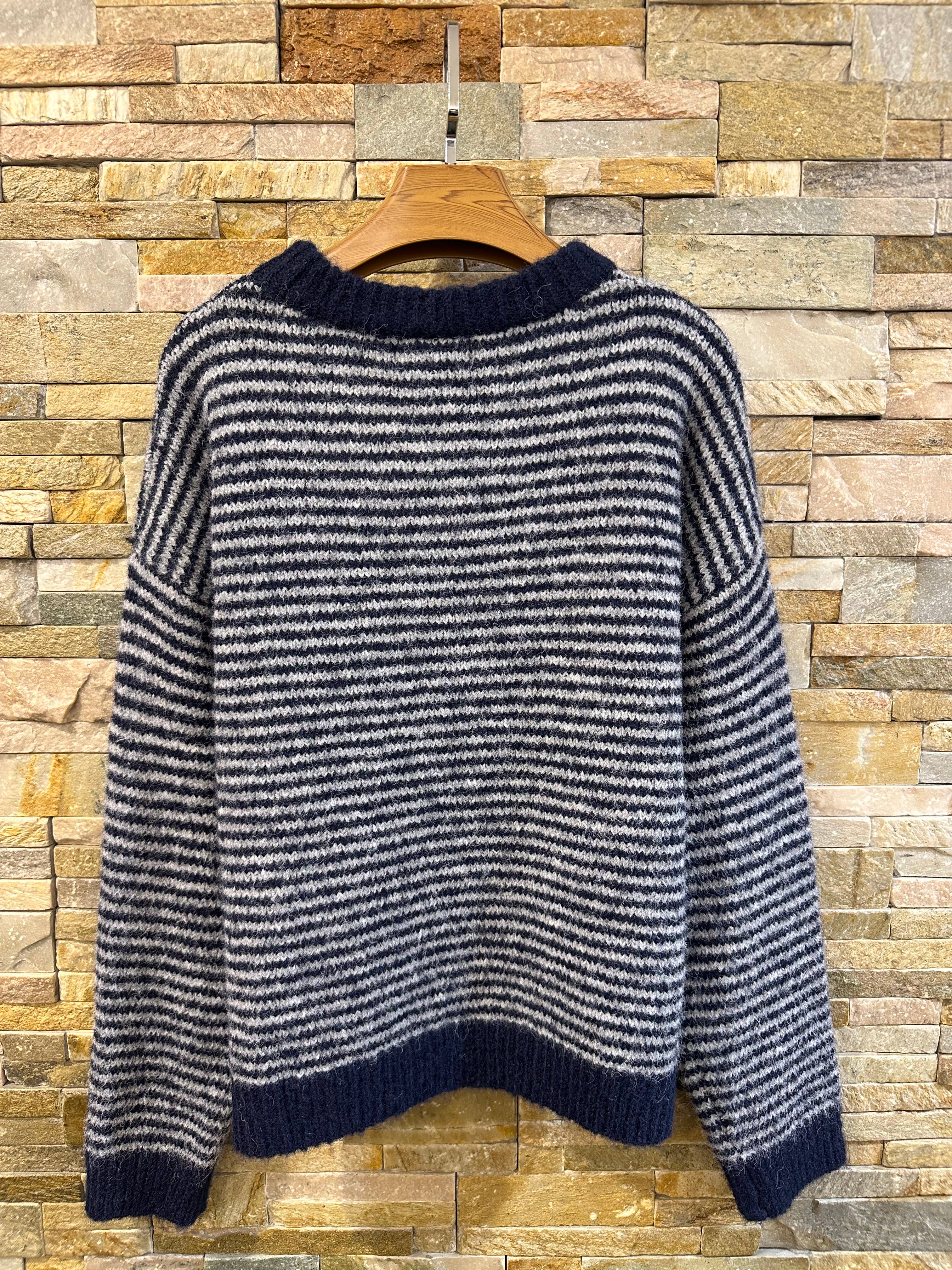 Gestreifter Oversize-Pullover in Farbe –