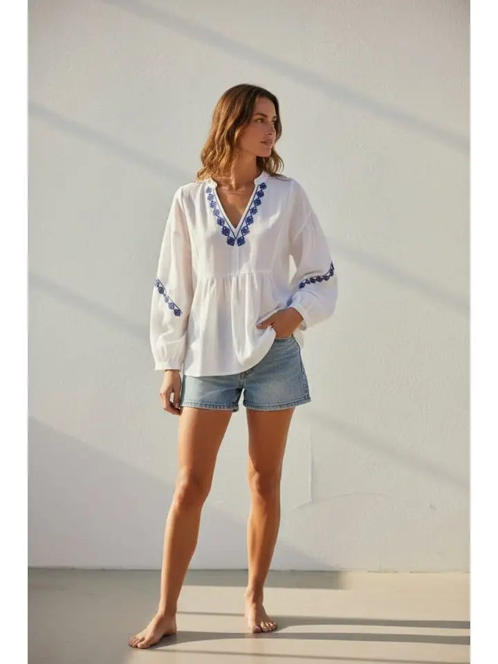 Bestickte Bluse mit tunesischem Kragen und langen Ärmeln
